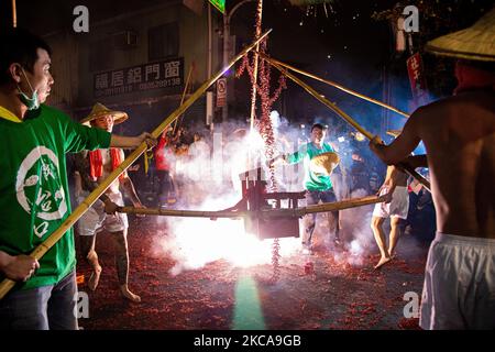 Die Nachtsparade der Tudigong, einer Vormundgottheit, ließen Menschen Feuerwerkskörper los, um das Laternenfest zu feiern, das das Ende der chinesischen Neujahrsfeier in Taipei, Taiwan, am 27. Februar 2021 markiert. (Foto von Annabelle Chih/NurPhoto) Stockfoto