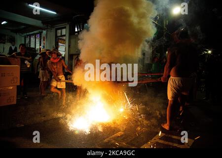 Die Nachtsparade der Tudigong, einer Vormundgottheit, ließen Menschen Feuerwerkskörper los, um das Laternenfest zu feiern, das das Ende der chinesischen Neujahrsfeier in Taipei, Taiwan, am 27. Februar 2021 markiert. (Foto von Annabelle Chih/NurPhoto) Stockfoto