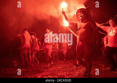 Die Nachtsparade der Tudigong, einer Vormundgottheit, ließen Menschen Feuerwerkskörper los, um das Laternenfest zu feiern, das das Ende der chinesischen Neujahrsfeier in Taipei, Taiwan, am 27. Februar 2021 markiert. (Foto von Annabelle Chih/NurPhoto) Stockfoto