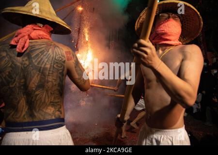 Die Nachtsparade der Tudigong, einer Vormundgottheit, ließen Menschen Feuerwerkskörper los, um das Laternenfest zu feiern, das das Ende der chinesischen Neujahrsfeier in Taipei, Taiwan, am 27. Februar 2021 markiert. (Foto von Annabelle Chih/NurPhoto) Stockfoto