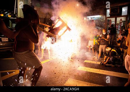 Die Nachtsparade der Tudigong, einer Vormundgottheit, ließen Menschen Feuerwerkskörper los, um das Laternenfest zu feiern, das das Ende der chinesischen Neujahrsfeier in Taipei, Taiwan, am 27. Februar 2021 markiert. (Foto von Annabelle Chih/NurPhoto) Stockfoto