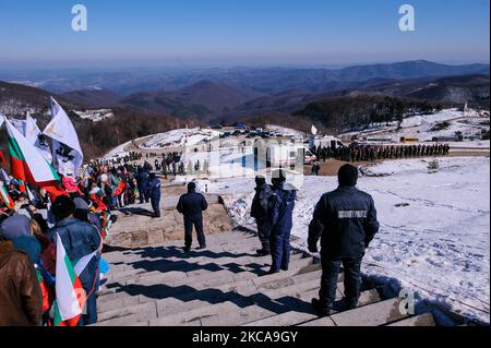 Polizisten bewachen die Treppe zum Shipka-Denkmal während der Feierlichkeiten zum Nationalfeiertag Bulgariens am 3. 2021. März auf dem Gipfel von Shipka, in der Nähe des Dorfes Shipka, Bulgarien. Tausende Bulgaren feiern den Tag der Befreiung, den Nationalfeiertag Bulgariens, und erklimmen den Gipfel des Shipka-Gebirges. An diesem Tag im Jahr 1878 (vor 143 Jahren) wurde der Friedensvertrag von San Stefano unterzeichnet, der den russisch-türkischen Krieg von 1877-1878 beendete und die Unabhängigkeit Bulgariens nach der fast 500-jährigen osmanischen Herrschaft über den Staat markierte. Die wichtigsten Feierlichkeiten werden traditionell in Shi abgehalten Stockfoto