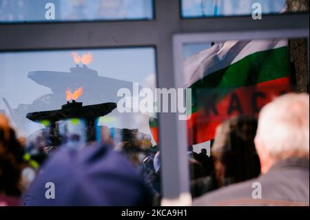 Spiegelung des ewigen Feuers und bulgarische Flagge sind am 3. 2021. März auf dem Shipka Peak, in der Nähe des Dorfes Shipka, Bulgarien, zu sehen. Tausende Bulgaren feiern den Tag der Befreiung, den Nationalfeiertag Bulgariens, und erklimmen den Gipfel des Shipka-Gebirges. An diesem Tag im Jahr 1878 (vor 143 Jahren) wurde der Friedensvertrag von San Stefano unterzeichnet, der den russisch-türkischen Krieg von 1877-1878 beendete und die Unabhängigkeit Bulgariens nach der fast 500-jährigen osmanischen Herrschaft über den Staat markierte. Die Hauptfeiern finden traditionell am Shipka-Pass statt, da es die entscheidenden Kämpfe gab Stockfoto