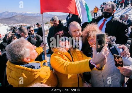 Die Anhänger machen Selfies mit dem Präsidenten von Bulgarien Rumen Radev auf der Treppe zum Schipka-Denkmal bei den Feierlichkeiten zum Nationalfeiertag Bulgariens am 3. 2021. März auf dem Gipfel von Shipka, in der Nähe des Dorfes Shipka, Bulgarien. Tausende Bulgaren feiern den Tag der Befreiung, den Nationalfeiertag Bulgariens, und erklimmen den Gipfel des Shipka-Gebirges. An diesem Tag im Jahr 1878 (vor 143 Jahren) wurde der Friedensvertrag von San Stefano unterzeichnet, der den russisch-türkischen Krieg von 1877-1878 beendete und die Unabhängigkeit Bulgariens nach der fast 500-jährigen osmanischen Herrschaft über den Staat markierte. Der Stockfoto