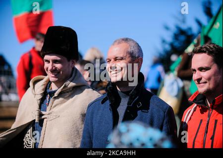 Kostadin Kostadinov, Vorsitzender der bulgarischen politischen Partei „Vazrazhdane“ („Wiederbelebung“), nimmt an den Feierlichkeiten zum Nationalfeiertag Bulgariens am 3. 2021. März auf dem Gipfel von Shipka, in der Nähe des Dorfes Shipka, Bulgarien, Teil. Tausende Bulgaren feiern den Tag der Befreiung, den Nationalfeiertag Bulgariens, und erklimmen den Gipfel des Shipka-Gebirges. An diesem Tag im Jahr 1878 (vor 143 Jahren) wurde der Friedensvertrag von San Stefano unterzeichnet, der den russisch-türkischen Krieg von 1877-1878 beendete und die Unabhängigkeit Bulgariens nach der fast 500-jährigen osmanischen Herrschaft über den Staat markierte. Die Hauptakele Stockfoto