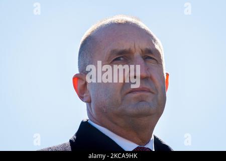 Der bulgarische Präsident Rumen Radev nimmt an den Feierlichkeiten zum Nationalfeiertag Bulgariens am 3. 2021. März auf dem Gipfel Shipka, in der Nähe des Dorfes Shipka, Bulgarien, Teil. Tausende Bulgaren feiern den Tag der Befreiung, den Nationalfeiertag Bulgariens, und erklimmen den Gipfel des Shipka-Gebirges. An diesem Tag im Jahr 1878 (vor 143 Jahren) wurde der Friedensvertrag von San Stefano unterzeichnet, der den russisch-türkischen Krieg von 1877-1878 beendete und die Unabhängigkeit Bulgariens nach der fast 500-jährigen osmanischen Herrschaft über den Staat markierte. Die wichtigsten Feierlichkeiten finden traditionell im Shipka mountai statt Stockfoto