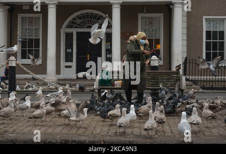 Eine Frau, die eine Gesichtsmaske trägt, füttert Vögel am Canal Grande in der Region Portobello in Dublin während der Covid-19-Sperre der Stufe 5. Am Mittwoch, den 3. März 2021, in Dublin, Irland. (Foto von Artur Widak/NurPhoto) Stockfoto