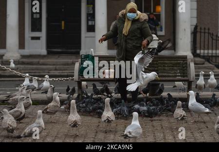 Eine Frau, die eine Gesichtsmaske trägt, füttert Vögel am Canal Grande in der Region Portobello in Dublin während der Covid-19-Sperre der Stufe 5. Am Mittwoch, den 3. März 2021, in Dublin, Irland. (Foto von Artur Widak/NurPhoto) Stockfoto