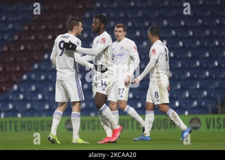 Kelechi Iheanacho von Leicester City feiert mit Jamie Vardy, nachdem er am Mittwoch, 3.. März 2021, im Premier League-Spiel zwischen Burnley und Leicester City im Turf Moor, Burnley, ihr erstes Tor erzielt hatte. (Foto von Mark Fletcher/MI News/NurPhoto) Stockfoto