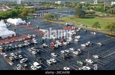 Eine Luftaufnahme einer Drohne zeigt eine FEMA COVID-19 Impfstelle am ersten Einsatztag auf einem Parkplatz am Valencia College am 3. März 2021 in Orlando, Florida. Dies ist eine von vier FEMA-Massenimpfstellen im Bundesstaat Florida und ist ausgestattet, um 3.000 Impfungen pro Tag mit Hilfe von 130 Soldaten der US-Armee aus Ft. Campbell, Kentucky. (Foto von Paul Hennessy/NurPhoto) Stockfoto