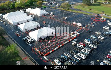 Eine Luftaufnahme einer Drohne zeigt eine FEMA COVID-19 Impfstelle am ersten Einsatztag auf einem Parkplatz am Valencia College am 3. März 2021 in Orlando, Florida. Dies ist eine von vier FEMA-Massenimpfstellen im Bundesstaat Florida und ist ausgestattet, um 3.000 Impfungen pro Tag mit Hilfe von 130 Soldaten der US-Armee aus Ft. Campbell, Kentucky. (Foto von Paul Hennessy/NurPhoto) Stockfoto