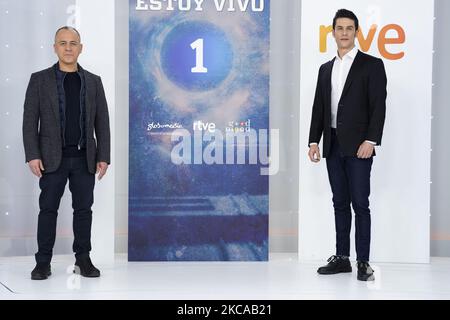 Die Schauspieler Javier Gutiérrez und Alejo Sauras nehmen am 04. März 2021 in Madrid, Spanien, an der Fotozelle „Estoy Vivo“ im RTVE Teil (Foto von Oscar Gonzalez/NurPhoto) Stockfoto