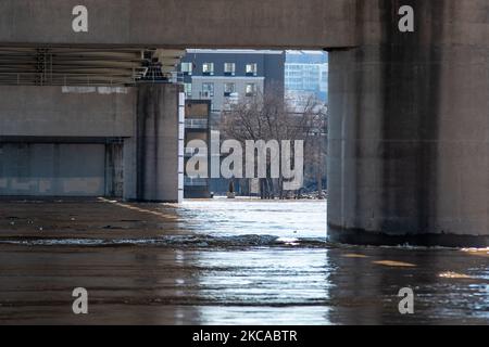 Der Wasserstand am Ohio River steigt weiter an, da einige Straßen und Unternehmen in tief gelegenen Gebieten entlang des Ohio River schließen mussten, nachdem tagelang Regen die lokalen Wasserstraßen hinter ihren Ufern füllte. Am Donnerstag, den 4. März 2021, in Cincinnati, Ohio, USA. (Foto von Jason Whitman/NurPhoto) Stockfoto