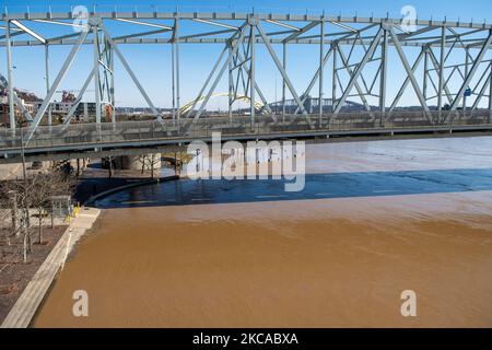 Der Wasserstand am Ohio River steigt weiter an, da einige Straßen und Unternehmen in tief gelegenen Gebieten entlang des Ohio River schließen mussten, nachdem tagelang Regen die lokalen Wasserstraßen hinter ihren Ufern füllte. Am Donnerstag, den 4. März 2021, in Cincinnati, Ohio, USA. (Foto von Jason Whitman/NurPhoto) Stockfoto