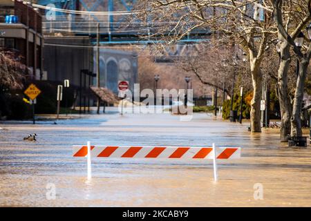 Der Wasserstand am Ohio River steigt weiter an, da einige Straßen und Geschäfte in einigen tief gelegenen Gebieten entlang des Ohio River schließen mussten, nachdem tagelang Regen die lokalen Wasserstraßen über ihre Ufer hinaus füllte. Am Donnerstag, den 4. März 2021, in Cincinnati, Ohio, USA. (Foto von Jason Whitman/NurPhoto) Stockfoto