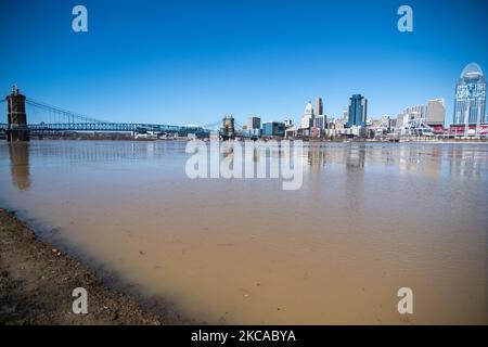 Der Wasserstand am Ohio River steigt weiter an, da einige Straßen und Geschäfte in einigen tief gelegenen Gebieten entlang des Ohio River schließen mussten, nachdem tagelang Regen die lokalen Wasserstraßen über ihre Ufer hinaus füllte. Am Donnerstag, den 4. März 2021, in Cincinnati, Ohio, USA. (Foto von Jason Whitman/NurPhoto) Stockfoto