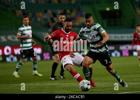 Bruno Tabata von Sporting CP (R ) lebt mit Anderson Carvalho von CD Santa Clara während des Fußballspiels der Portugiesischen Liga zwischen Sporting CP und CD Santa Clara am 5. März 2021 im Jose Alvalade Stadion in Lissabon, Portugal. (Foto von Pedro FiÃºza/NurPhoto) Stockfoto