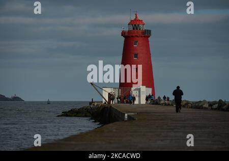 Die Menschen sahen, wie sie während der Covid-19-Sperre der Stufe 5 an der Großen Südmauer in Dublin spazieren gingen. Am Freitag, den 5. März 2021, in Dublin, Irland. (Foto von Artur Widak/NurPhoto) Stockfoto