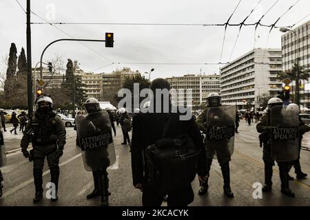 Die Bereitschaftspolizei setzt Wasserwerfer ein, um einen Protest in Solidarität mit Dimitris Koufontinas, einem verurteilten Mitglied der Guerilla-Gruppe „17. November“, in Athen, Griechenland, am 05. März 2021 zu zerstreuen. Dimitris Koufontinas ist in einem Hungerstreik für 57 Tage und in einem Durststreik für 11 Tage fordern, übertragen werden, um Athen' Korydalâ €‹los Sicherheitsgefängnis aus einem Gefängnis in Nordgriechenland. (Foto von Dimitris Lampropoulos/NurPhoto) Stockfoto