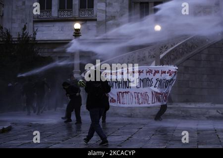 Die Bereitschaftspolizei setzt Wasserwerfer ein, um einen Protest in Solidarität mit Dimitris Koufontinas, einem verurteilten Mitglied der Guerilla-Gruppe „17. November“, in Athen, Griechenland, am 05. März 2021 zu zerstreuen. Dimitris Koufontinas befindet sich seit 57 Tagen in einem Hungerstreik und seit 11 Tagen in einem Durststreik, in dem gefordert wird, von einem Gefängnis in Nordgriechenland in das Sicherheitsgefängnis Korydal?los in Athen überführt zu werden. (Foto von Dimitris Lampropoulos/NurPhoto) Stockfoto