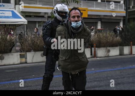 Die Bereitschaftspolizei setzt Wasserwerfer ein, um einen Protest in Solidarität mit Dimitris Koufontinas, einem verurteilten Mitglied der Guerilla-Gruppe „17. November“, in Athen, Griechenland, am 05. März 2021 zu zerstreuen. Dimitris Koufontinas ist in einem Hungerstreik für 57 Tage und in einem Durststreik für 11 Tage fordern, übertragen werden, um Athen' Korydalâ €‹los Sicherheitsgefängnis aus einem Gefängnis in Nordgriechenland. (Foto von Dimitris Lampropoulos/NurPhoto) Stockfoto