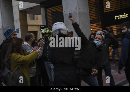 Die Bereitschaftspolizei setzt Wasserwerfer ein, um einen Protest in Solidarität mit Dimitris Koufontinas, einem verurteilten Mitglied der Guerilla-Gruppe „17. November“, in Athen, Griechenland, am 05. März 2021 zu zerstreuen. Dimitris Koufontinas befindet sich seit 57 Tagen in einem Hungerstreik und seit 11 Tagen in einem Durststreik, in dem gefordert wird, von einem Gefängnis in Nordgriechenland in das Sicherheitsgefängnis Korydal?los in Athen überführt zu werden. (Foto von Dimitris Lampropoulos/NurPhoto) Stockfoto