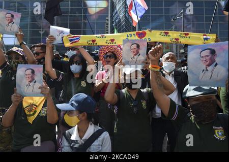 Thailändische Royalisten und regierungsnahe Anhänger halten Fotos des thailändischen Königs Maha Vajiralongkorn Bodindradebayavarangkun und singen Slogans, während sie an einer Demonstration teilnehmen, um sich gegen die Forderung von regierungsfeindlichen Demonstranten zur Reform der Monarchie in Bangkok, Thailand, am 06. März 2021, zu wehren. (Foto von Anusak Laowias/NurPhoto) Stockfoto