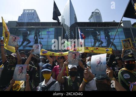 Thailändische Royalisten und regierungsnahe Anhänger halten Fotos des thailändischen Königs Maha Vajiralongkorn Bodindradebayavarangkun und singen Slogans, während sie an einer Demonstration teilnehmen, um sich gegen die Forderung von regierungsfeindlichen Demonstranten zur Reform der Monarchie in Bangkok, Thailand, am 06. März 2021, zu wehren. (Foto von Anusak Laowias/NurPhoto) Stockfoto