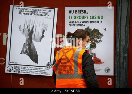 Ein Mitglied von XR stellte Plakate mit den Aufschriften „Jetzt werden wir nur noch das Wachstum unserer Kinder und das der Bäume tolerieren“ und „in Brasilien verkauft die Casino-Gruppe Fleisch aus der Entwaldung“. XR Toulouse filterte den Eingang eines Monoprix-Geschäfts, da XR eine Klage gegen die Casino-Gruppe unterstützt (Casino, Monoprix, Naturalia, Franprix usw.). Diese Klage gegen die Casino-Gruppe wurde von einem Kollektiv von NGOs und Verbänden (Opiac, Canopee, envol vert, sherpa, notre affaire a tous..) eingeleitet, weil sie die Verantwortung der Casino-Gruppe beim Schneiden des Amazonas-Regenwaldes anführen. Allein im Jahr 2019, Casi Stockfoto