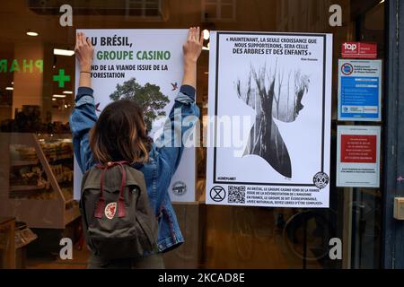 Ein Protestler stellte Plakate mit den Aufschriften „Jetzt werden wir nur noch das Wachstum unserer Kinder und das der Bäume tolerieren“ und „in Brasilien verkauft die Casino-Gruppe Fleisch aus der Abholzung“ auf die Frontscheibe des Monoprix-Ladens. XR Toulouse filterte den Eingang eines Monoprix-Geschäfts, da XR eine Klage gegen die Casino-Gruppe unterstützt (Casino, Monoprix, Naturalia, Franprix usw.). Diese Klage gegen Casino-Gruppe wurde von einem Kollektiv von NGOs und Verbänden (Opiac, Canopee, envol vert, sherpa, notre affaire a tous..) gestartet, weil sie die Verantwortung der Casino-Gruppe beim Schneiden der zeigen Stockfoto