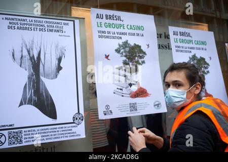 Ein Mitglied von XR stellte Plakate mit den Aufschriften „Jetzt werden wir nur noch das Wachstum unserer Kinder und das der Bäume tolerieren“ und „in Brasilien verkauft die Casino-Gruppe Fleisch aus der Entwaldung“. XR Toulouse filterte den Eingang eines Monoprix-Geschäfts, da XR eine Klage gegen die Casino-Gruppe unterstützt (Casino, Monoprix, Naturalia, Franprix usw.). Diese Klage gegen die Casino-Gruppe wurde von einem Kollektiv von NGOs und Verbänden (Opiac, Canopee, envol vert, sherpa, notre affaire a tous..) eingeleitet, weil sie die Verantwortung der Casino-Gruppe beim Schneiden des Amazonas-Regenwaldes anführen. Allein im Jahr 2019, Casi Stockfoto