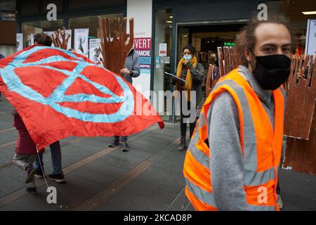 XR Toulouse filterte den Eingang eines Monoprix-Geschäfts, da XR eine Klage gegen die Casino-Gruppe unterstützt (Casino, Monoprix, Naturalia, Franprix usw.). Diese Klage gegen die Casino-Gruppe wurde von einem Kollektiv von NGOs und Verbänden (Opiac, Canopee, envol vert, sherpa, notre affaire a tous..) eingeleitet, weil sie die Verantwortung der Casino-Gruppe beim Schneiden des Amazonas-Regenwaldes anführen. Allein im Jahr 2019 gilt die Casino-Gruppe als verantwortlich für den klaren Schnitt von 56,000ha Amazonas-Regenwald. Toulouse. März 6. 2021. (Foto von Alain Pitton/NurPhoto) Stockfoto