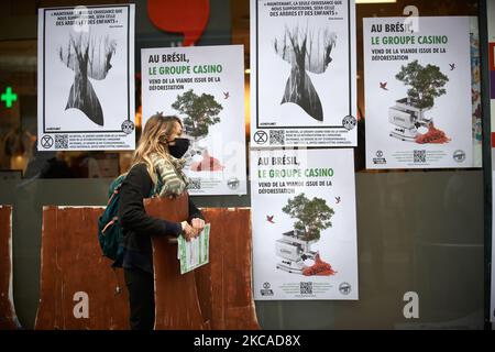 Ein Mitglied von WR geht vor Plakaten mit den Aufschriften „Jetzt werden wir nur noch das Wachstum unserer Kinder und das der Bäume tolerieren“ und „in Brasilien verkauft die Casino-Gruppe Fleisch aus der Entwaldung“. XR Toulouse filterte den Eingang eines Monoprix-Geschäfts, da XR eine Klage gegen die Casino-Gruppe unterstützt (Casino, Monoprix, Naturalia, Franprix usw.). Diese Klage gegen die Casino-Gruppe wurde von einem Kollektiv von NGOs und Verbänden (Opiac, Canopee, envol vert, sherpa, notre affaire a tous..) eingeleitet, weil sie die Verantwortung der Casino-Gruppe beim Schneiden des Amazonas-Regenwaldes anführen. Im Jahr 2 Stockfoto