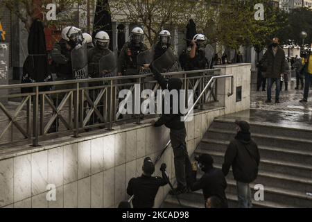 Bei einem Solidaritätsprotest mit Dimitris Koufontinas, einem verurteilten Mitglied der Guerilla-Gruppe „17. November“, in Athen, Griechenland, am 06. März 2021, kollidiert die Polizei mit Dämonstatoren. Dimitris Koufontinas befindet sich seit 58 Tagen in einem Hungerstreik und seit 11 Tagen in einem Durststreik, in dem gefordert wird, von einem Gefängnis in Nordgriechenland in das Sicherheitsgefängnis Korydal?los in Athen überführt zu werden. (Foto von Dimitris Lampropoulos/NurPhoto) Stockfoto