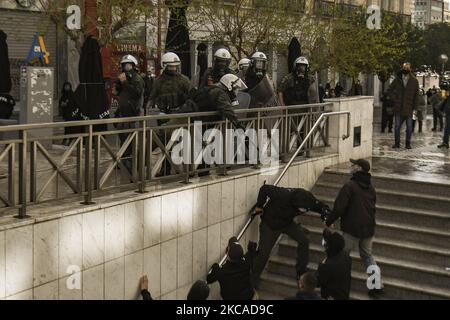 Bei einem Solidaritätsprotest mit Dimitris Koufontinas, einem verurteilten Mitglied der Guerilla-Gruppe „17. November“, in Athen, Griechenland, am 06. März 2021, kollidiert die Polizei mit Dämonstatoren. Dimitris Koufontinas ist in einem Hungerstreik für 58 Tage und in einem Durststreik für 11 Tage fordern, übertragen werden, um Athen' Korydalâ €‹los Sicherheitsgefängnis aus einem Gefängnis in Nordgriechenland. (Foto von Dimitris Lampropoulos/NurPhoto) Stockfoto