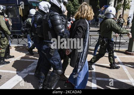 Die Bereitschaftspolizei verhaftete Dämonstatoren während eines Protestes in Solidarität mit Dimitris Koufontinas, einem verurteilten Mitglied der Guerilla-Gruppe „17. November“, am 06. März 2021 in Athen, Griechenland. Dimitris Koufontinas befindet sich seit 58 Tagen in einem Hungerstreik und seit 11 Tagen in einem Durststreik, in dem gefordert wird, von einem Gefängnis in Nordgriechenland in das Sicherheitsgefängnis Korydal?los in Athen überführt zu werden. (Foto von Dimitris Lampropoulos/NurPhoto) Stockfoto