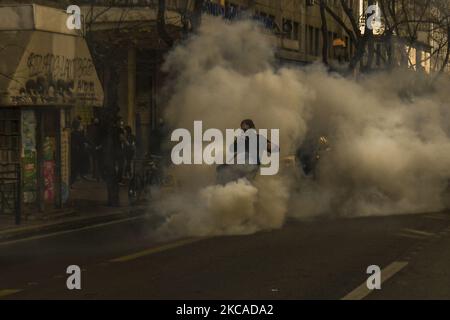 Die Bereitschaftspolizei setzt Wasserwerfer ein, um einen Protest in Solidarität mit Dimitris Koufontinas, einem verurteilten Mitglied der Guerilla-Gruppe „17. November“, in Athen, Griechenland, am 06. März 2021 zu zerstreuen. Dimitris Koufontinas ist in einem Hungerstreik für 58 Tage und in einem Durststreik für 11 Tage fordern, übertragen werden, um Athen' Korydalâ €‹los Sicherheitsgefängnis aus einem Gefängnis in Nordgriechenland. (Foto von Dimitris Lampropoulos/NurPhoto) Stockfoto