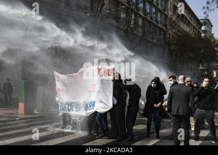 Die Bereitschaftspolizei setzt Wasserwerfer ein, um einen Protest in Solidarität mit Dimitris Koufontinas, einem verurteilten Mitglied der Guerilla-Gruppe „17. November“, in Athen, Griechenland, am 06. März 2021 zu zerstreuen. Dimitris Koufontinas ist in einem Hungerstreik für 58 Tage und in einem Durststreik für 11 Tage fordern, übertragen werden, um Athen' Korydalâ €‹los Sicherheitsgefängnis aus einem Gefängnis in Nordgriechenland. (Foto von Dimitris Lampropoulos/NurPhoto) Stockfoto