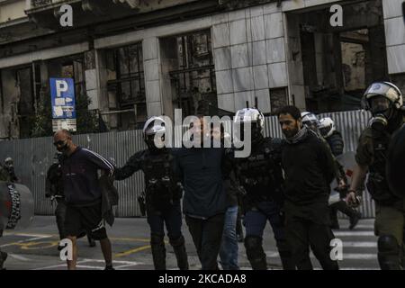 Die Bereitschaftspolizei verhaftete Dämonstatoren während eines Protestes in Solidarität mit Dimitris Koufontinas, einem verurteilten Mitglied der Guerilla-Gruppe „17. November“, am 06. März 2021 in Athen, Griechenland. Dimitris Koufontinas ist in einem Hungerstreik für 58 Tage und in einem Durststreik für 11 Tage fordern, übertragen werden, um Athen' Korydalâ €‹los Sicherheitsgefängnis aus einem Gefängnis in Nordgriechenland. (Foto von Dimitris Lampropoulos/NurPhoto) Stockfoto