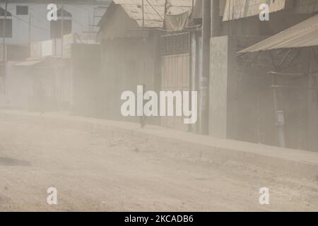 Ein Mann geht am 06. März 2021 durch eine staubige, befahrene Straße in Dhaka, Bangladesch. (Foto von Kazi Salahuddin Razu/NurPhoto) Stockfoto