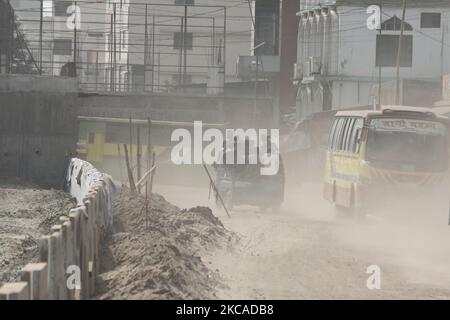 Am 06. März 2021 fahren Menschen in Dhaka, Bangladesch, durch eine staubige, befahrene Straße mit einem Lieferwagen. (Foto von Kazi Salahuddin Razu/NurPhoto) Stockfoto