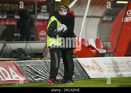 Cristian Brocchi Cheftrainer von AC Monza feiert mit seinem Sohn den Sieg am Ende des Serie B-Spiels zwischen AC Monza und Pordenone Calcio am 06. März 2021 im Stadio Brianteo in Monza, Italien. (Foto von Giuseppe Cottini/NurPhoto) Stockfoto