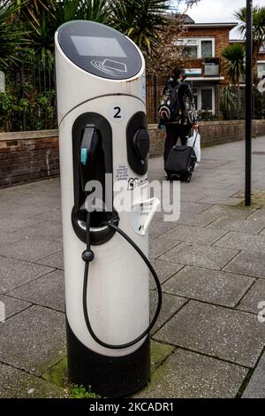 Ladepunkt für Elektroautos, wenn Umweltschützer auf ein umweltfreundlicheres Land nach der Pandemie drängen London, England, 6. März 2021. Eine der Maßnahmen, die die britische Regierung ergriffen hat, war die Entscheidung, den Verkauf von neuen Benzin- und Dieselfahrzeugen bis 2030 zu verbieten. (Foto von Dominika Zarzycka/NurPhoto) Stockfoto