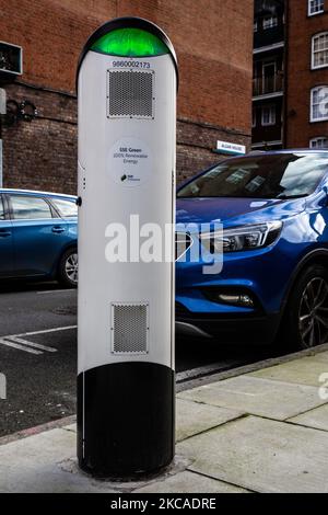 Ladepunkt für Elektroautos, wenn Umweltschützer auf ein umweltfreundlicheres Land nach der Pandemie drängen London, England, 6. März 2021. Eine der Maßnahmen, die die britische Regierung ergriffen hat, war die Entscheidung, den Verkauf von neuen Benzin- und Dieselfahrzeugen bis 2030 zu verbieten. (Foto von Dominika Zarzycka/NurPhoto) Stockfoto