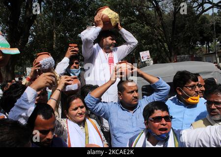 Parteiarbeiter des indischen Nationalkongresses (Inc) rufen am 7. März 2021 in Neu-Delhi, Indien, bei einem Protest gegen die jüngsten Agrarreformen der Zentralregierung und zur Unterstützung der anhaltenden Bauernproteste Parolen aus. (Foto von Mayank Makhija/NurPhoto) Stockfoto