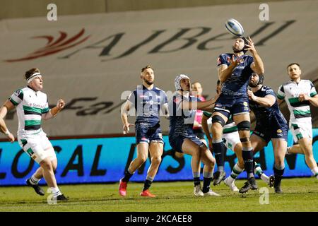 Josh Beaumont von Sale Sharks nimmt beim Gallagher Premiership-Spiel zwischen Sale Sharks und Newcastle Falcons am Freitag, den 5.. März 2021, im AJ Bell Stadium in Eccles einen sauberen Ball von einem Kick-off. (Foto von Chris Lishman/MI News/NurPhoto) Stockfoto