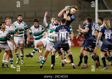 George McGuigan von Newcastle Falcons fordert den Ball mit Daniel du Preez von Sale Sharks während des Spiels der Gallagher Premiership zwischen Sale Sharks und Newcastle Falcons im AJ Bell Stadium, Eccles am Freitag, 5.. März 2021. (Foto von Chris Lishman/MI News/NurPhoto) Stockfoto