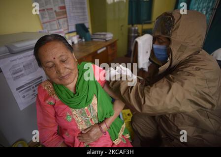 Nepalesen über 65 erhalten am Sonntag, den 7. März, die erste Dosis von COVID19 Impfstoffen, die von Oxford- AstraZeneca Plc in der Bal Kumari Health Post, Kirtipur, Kathmandu, Nepal, entwickelt wurden. 2021. Ab heute beginnt die zweite Phase der landesweiten Impfung gegen das Coronavirus. (Foto von Narayan Maharjan/NurPhoto) Stockfoto