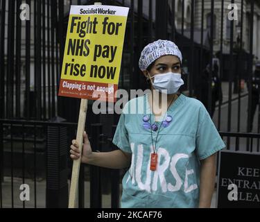 Krankenschwester hält ein Schild vor der Downing Street, Krankenschwestern drohen zu streiken, nachdem die Regierung am Sonntag, dem 7.. März 2021, während der Covid-19-Pandemie eine Gehaltserhöhung von 1 % angeboten hatte. (Foto von Lucy North/MI News/NurPhoto) Stockfoto