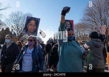 Demonstranten der Rassenjustiz erheben Bilder von Breonna Taylor und Philando Castile während des marsches durch St. Paul, MN, im Vorlauf zu Derek Chauvins Prozess. 6. März 2021. (Foto von Tim Evans/NurPhoto) Stockfoto